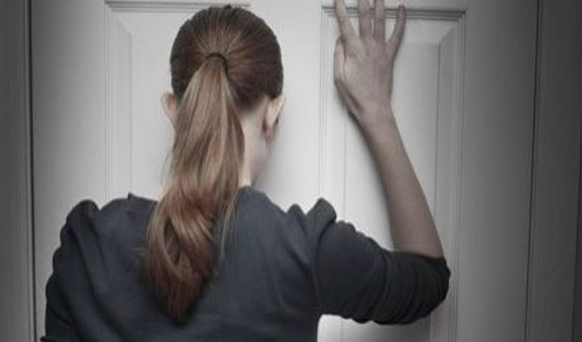 Inwoonster van Amersfoort wacht voor haar eigen deur Inwoonster van Amersfoort wacht voor haar eigen deur